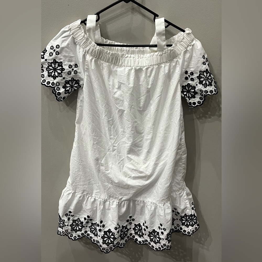 Vineyard Vines White dress with Black Embroidery